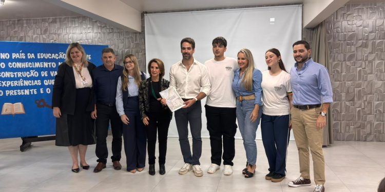 Leite formaliza primeiro Plano de Contingência Escolar do Estado