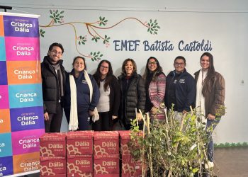 Dália inicia entrega de leite nas escolas participantes do Concurso Cultural