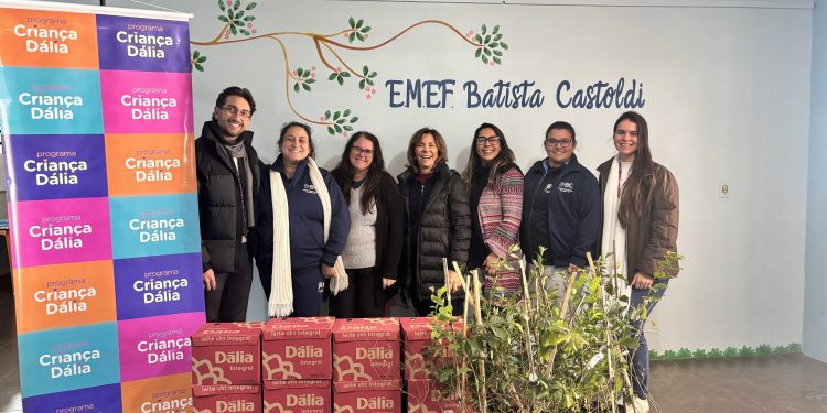 Dália inicia entrega de leite nas escolas participantes do Concurso Cultural