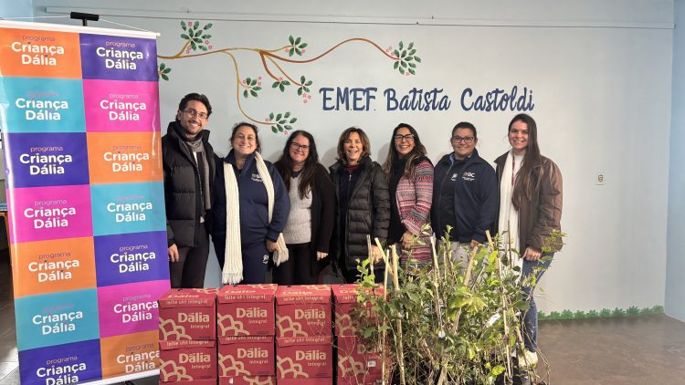 Dália inicia entrega de leite nas escolas participantes do Concurso Cultural