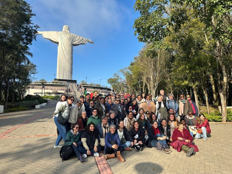 Irmãs Teresianas de três continentes visitam o Cristo Protetor