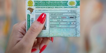 Projeto prevê exigência de conteúdo sobre câmbio automático na CNH