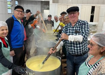 Comunidade do Jacarezinho prepara 500kg de polenta para a Suinofest