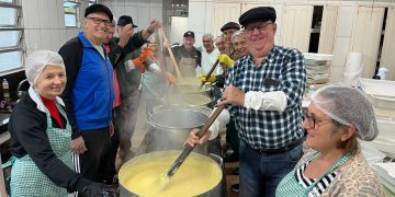 Comunidade do Jacarezinho prepara 500kg de polenta para a Suinofest