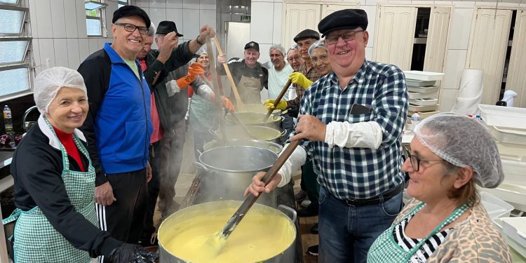 Comunidade do Jacarezinho prepara 500kg de polenta para a Suinofest