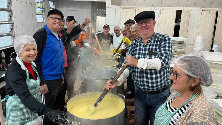 Comunidade do Jacarezinho prepara 500kg de polenta para a Suinofest