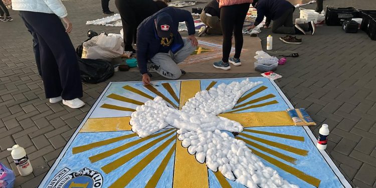 Corpus Christi reúne dezenas de voluntários na confecção de tapetes junto ao Cristo Protetor de Encantado