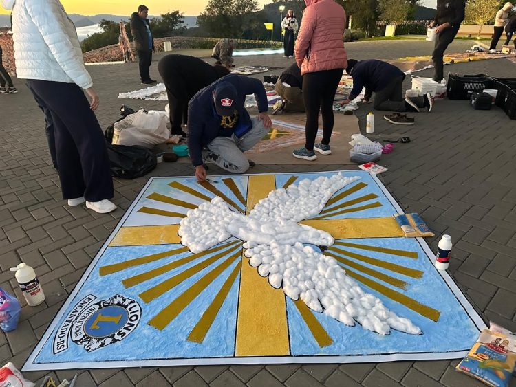 Corpus Christi reúne dezenas de voluntários na confecção de tapetes junto ao Cristo Protetor de Encantado