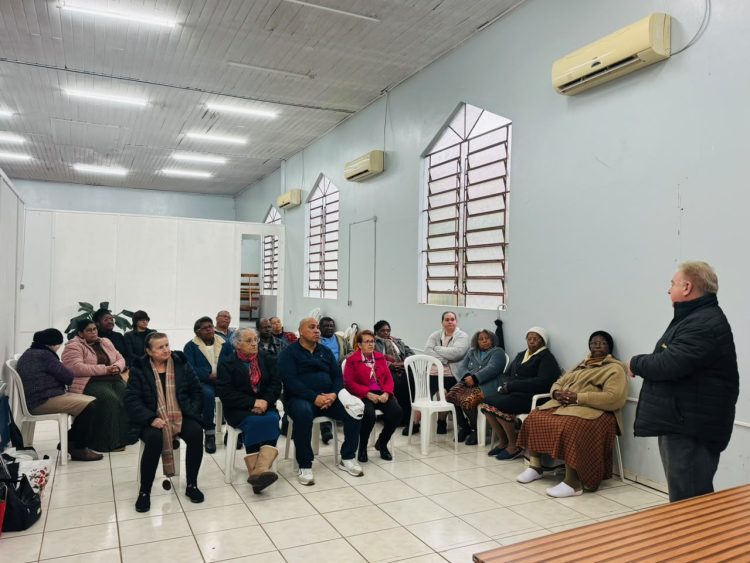 A Associação Semeadores de Estrela promoveu, nesta sexta-feira (19), um encontro voltado aos idosos da entidade com foco na conscientização sobre o superendividamento e a educação financeira.