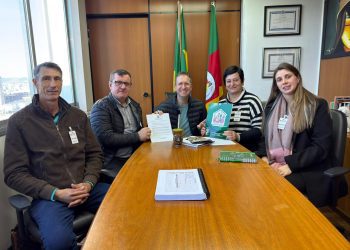 Coqueiro Baixo apresenta demandas sociais em agenda com secretário estadual e deputado