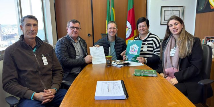 Coqueiro Baixo apresenta demandas sociais em agenda com secretário estadual e deputado