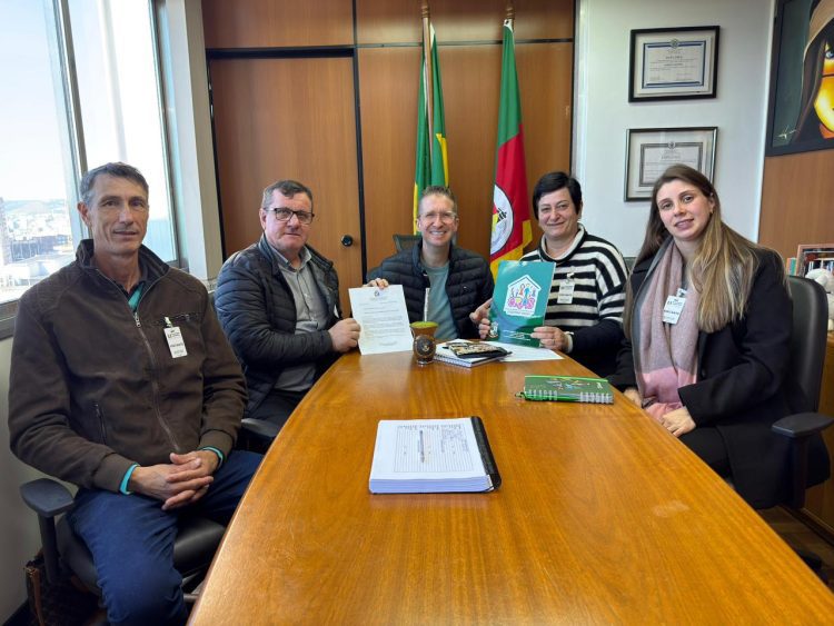 Coqueiro Baixo apresenta demandas sociais em agenda com secretário estadual e deputado