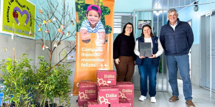 Dália doa 12 mil litros de leite a escolas