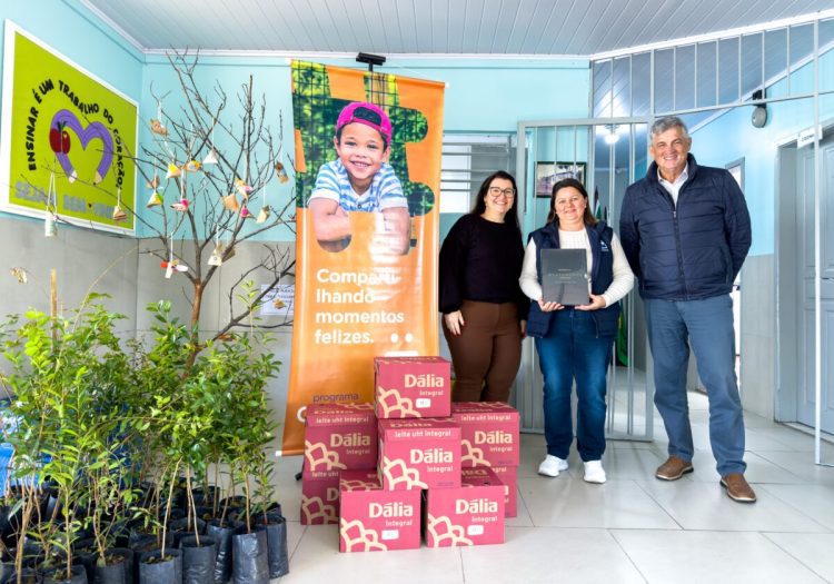 Dália doa 12 mil litros de leite a escolas