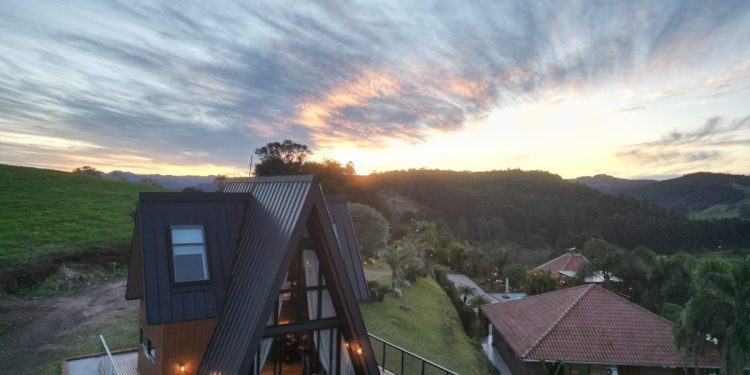 Pousada encanta com vista panorâmica acima das nuvens em Santa Clara do Sul