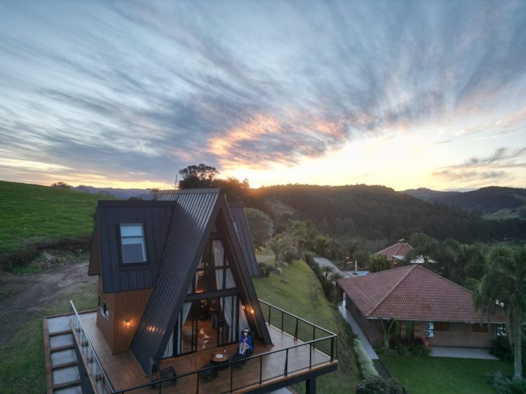 Pousada encanta com vista panorâmica acima das nuvens em Santa Clara do Sul