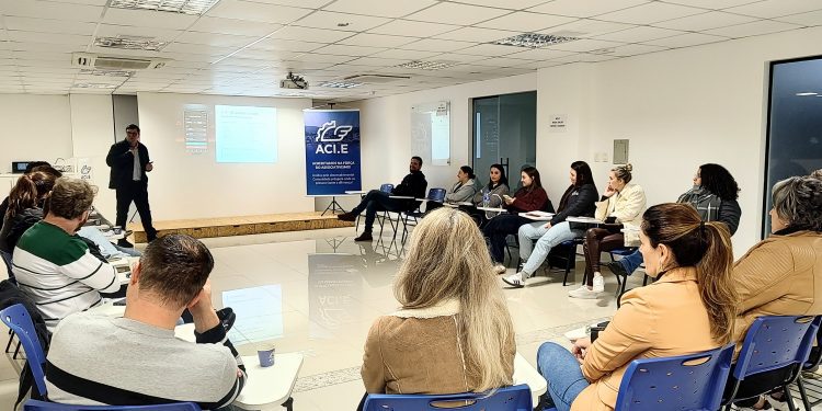 Treinamento da ACI-E incentiva mudança de hábitos para uma vida financeira equilibrada