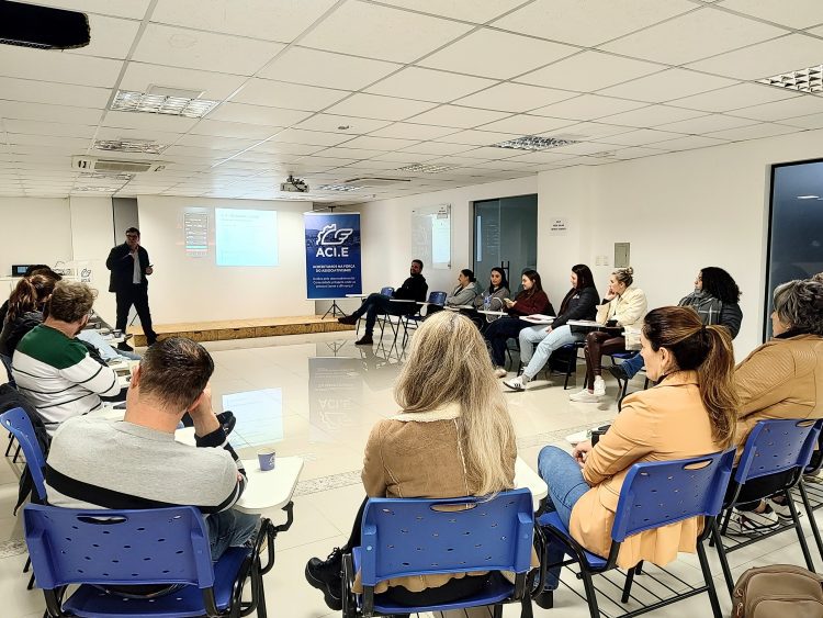 Treinamento da ACI-E incentiva mudança de hábitos para uma vida financeira equilibrada