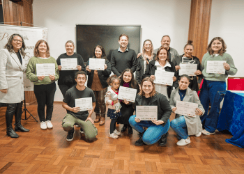 Prefeitura de Encantado realiza entrega de certificados dos cursos de Técnicas em Atendente Comercial e Receptivo Turístico.