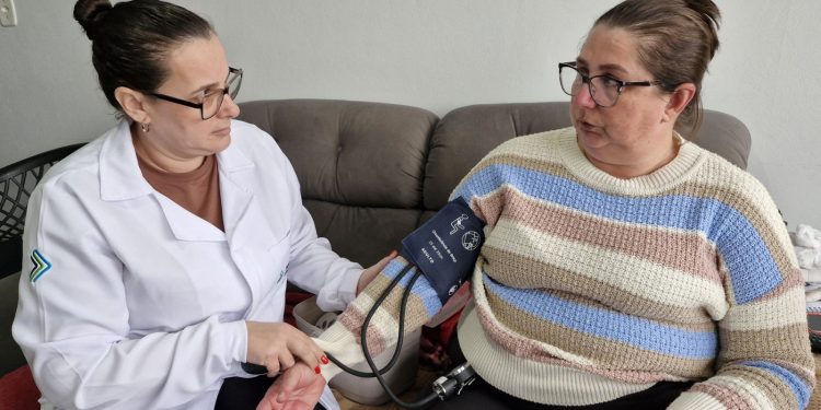 Com atendimento domiciliar, Saúde + Perto de Você leva cuidado onde o paciente está