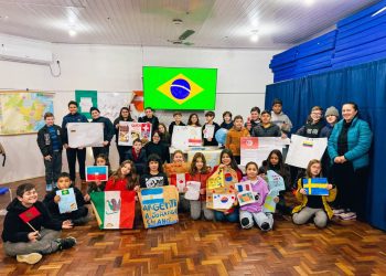 Copa do Mundo transforma salas de aula em uma viagem pelo mundo nas escolas municipais de Muçum