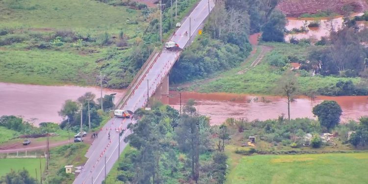 Novas trincas mantêm ponte fechada por tempo indeterminado
