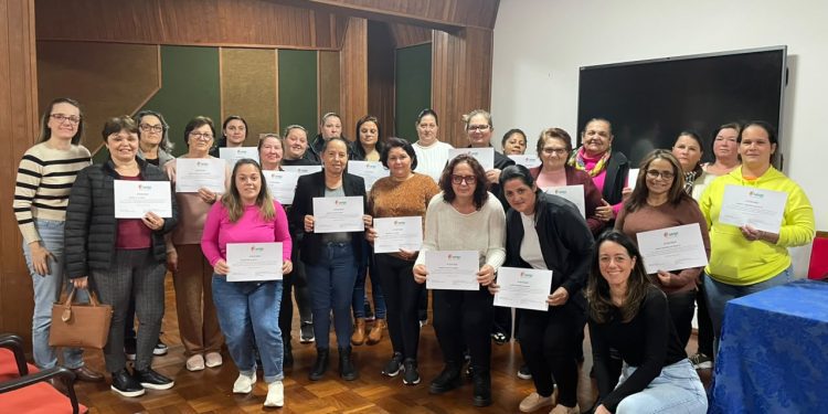 Secretaria de Educação e Inovação promove capacitação em Boas Práticas para merendeiras das redes municipal e estadual.