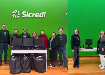 Sicredi Região dos Vales doa computadores para escolas e entidades da região