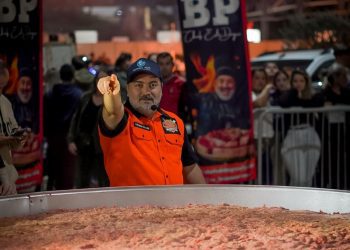 Brasa e Prosa busca recorde com linguiça gigante em Estrela