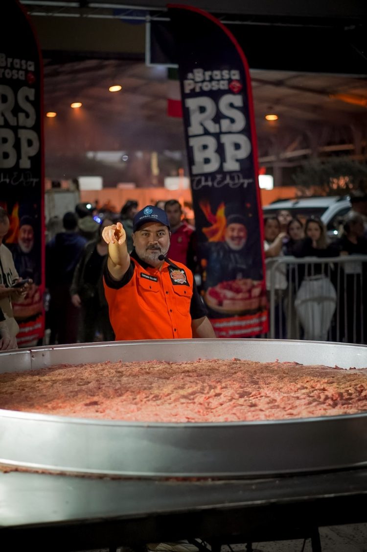 Brasa e Prosa busca recorde com linguiça gigante em Estrela