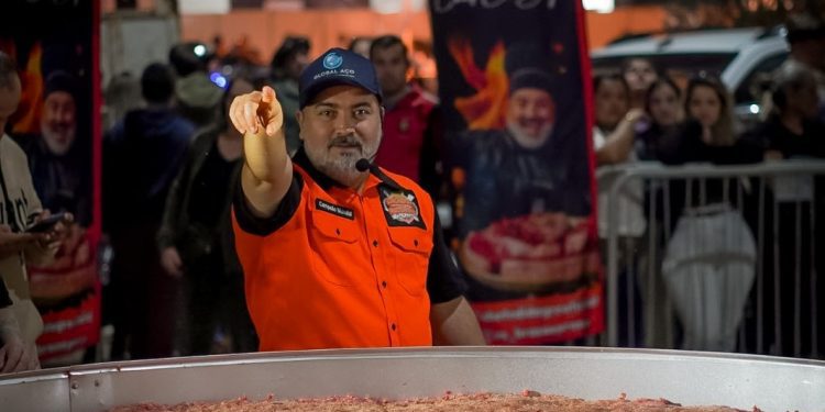 Estrela prepara linguiça gigante de uma tonelada para tentar recorde brasileiro
