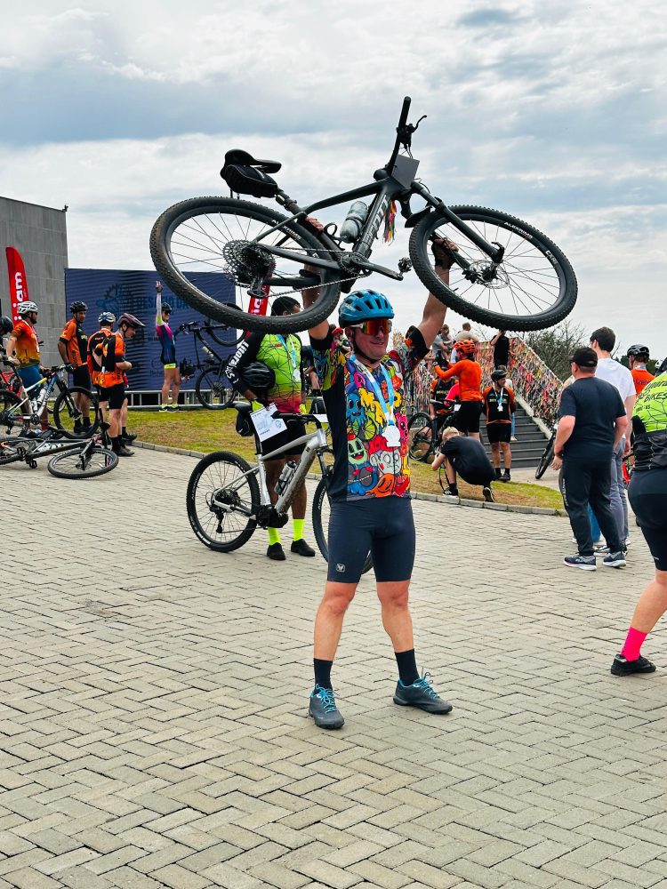 Seiscentos ciclistas percorrem 52 km até o Cristo Protetor no 1º Desafio da Fé