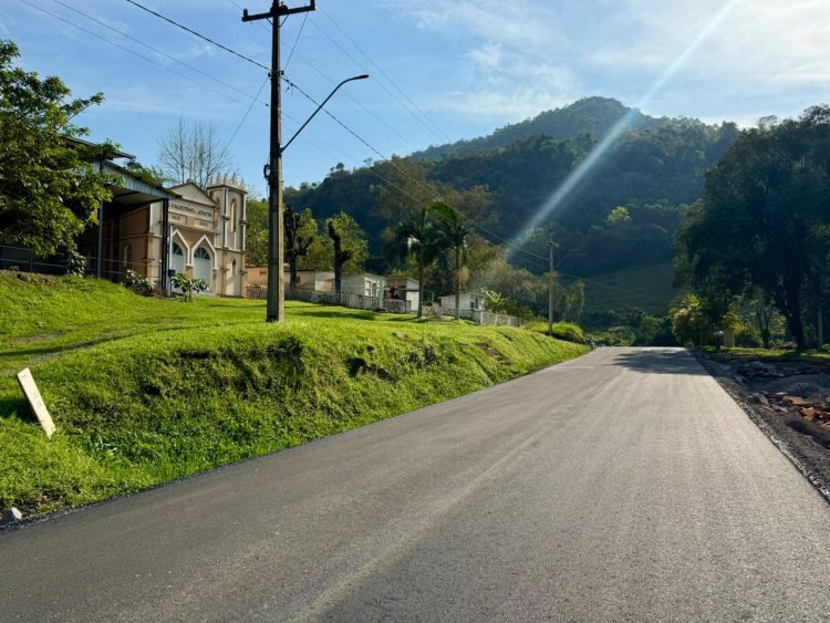 Novo asfalto transforma o caminho e a rotina na Linha São Faustino e Jovita