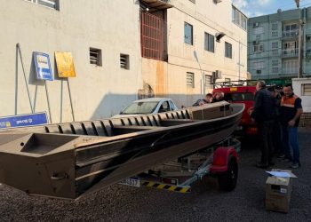Roca Sales entrega barco e aparelho de ar-condicionado ao Corpo de Bombeiros de Encantado