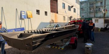 Roca Sales entrega barco e aparelho de ar-condicionado ao Corpo de Bombeiros de Encantado