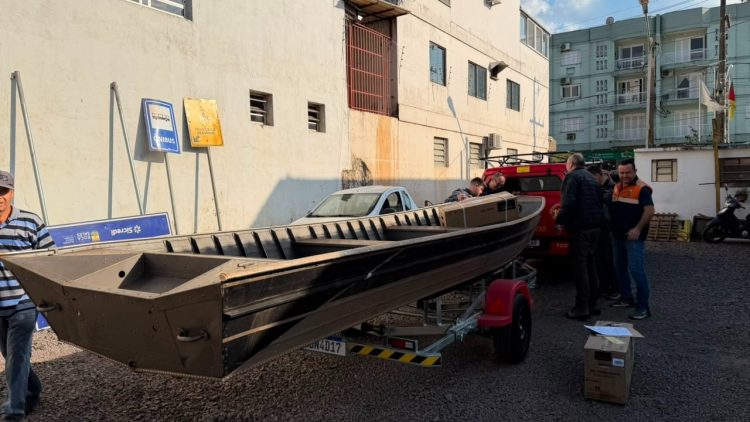 Roca Sales entrega barco e aparelho de ar-condicionado ao Corpo de Bombeiros de Encantado