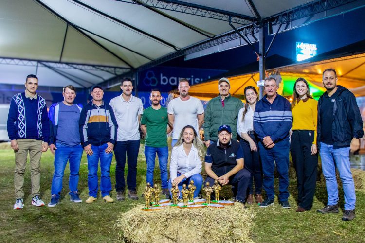 Associados e granja da Dália recebem prêmio nacional na Expointer