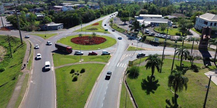 Trevo de acesso a Arroio do Meio ganha novas cores com flores e cuidados permanentes