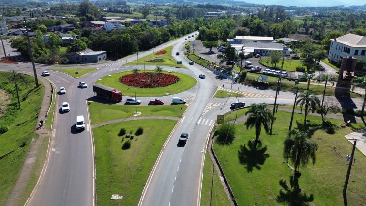 Trevo de acesso a Arroio do Meio ganha novas cores com flores e cuidados permanentes