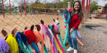 Com cavalinhos feitos de espaguete, crianças encantam pelas ruas de Estrela