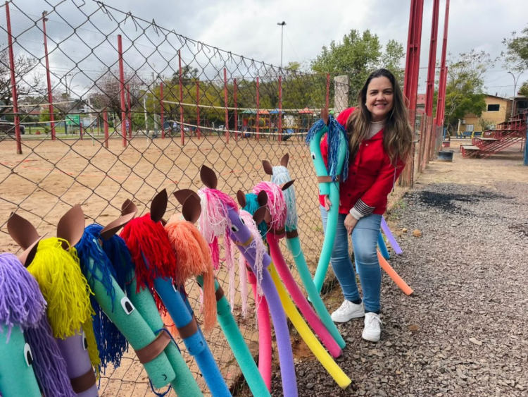 Com cavalinhos feitos de espaguete, crianças encantam pelas ruas de Estrela