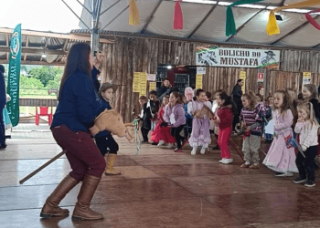 Com cavalinhos de madeira, crianças celebram a tradição gaúcha