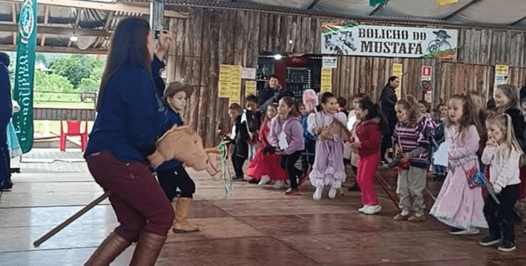 Com cavalinhos de madeira, crianças celebram a tradição gaúcha