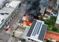 ENCANTADO – Incêndio de grandes proporções atingiu estabelecimentos comerciais no Centro de Encantado