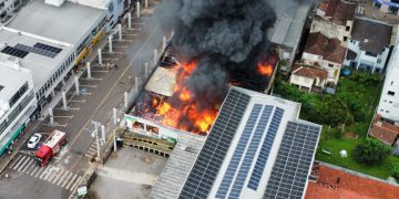 ENCANTADO – Incêndio de grandes proporções atingiu estabelecimentos comerciais no Centro de Encantado