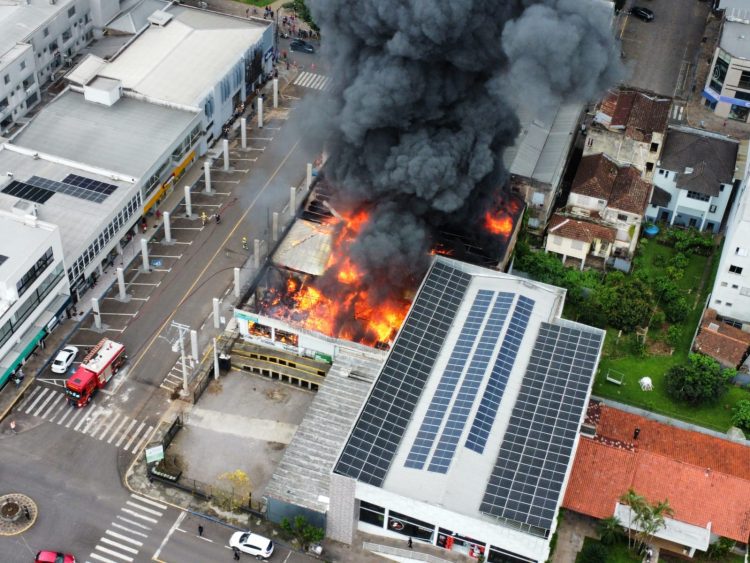 ENCANTADO – Incêndio de grandes proporções atingiu estabelecimentos comerciais no Centro de Encantado