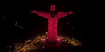 ENCANTADO – Cristo Protetor é iluminado de rosa em apoio à prevenção ao câncer de mama