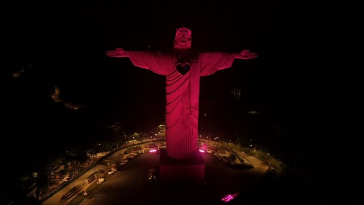 ENCANTADO – Cristo Protetor é iluminado de rosa em apoio à prevenção ao câncer de mama