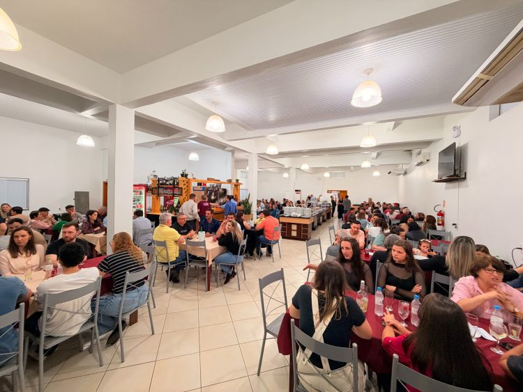 ENCANTADO – Jantar beneficente reúne cerca de 200 pessoas em prol do HBST
