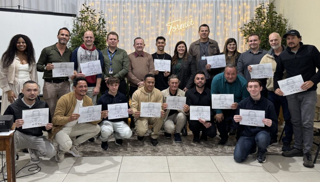 urso de Eletricidade Predial contou com a participação de 15 alunos. Entrega dos certificados ocorreu na Secretaria de Educação e Cultura (Foto: Jaqueline Manica)